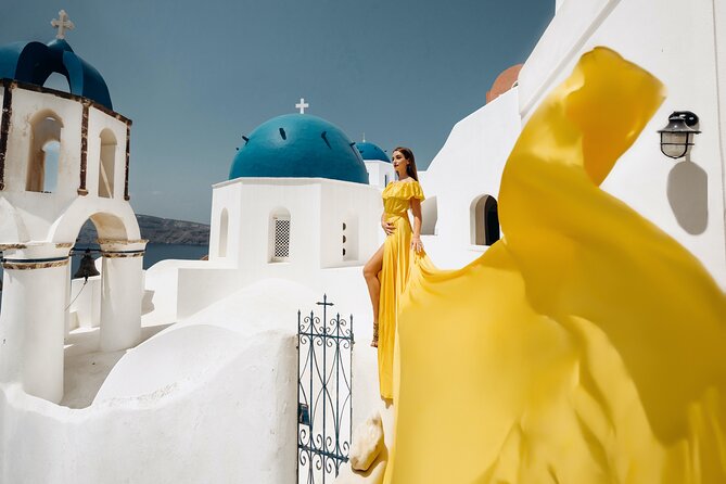 1-Hour Private Santorini Flying Dress Photoshoot - Changing clothes: plan for the location