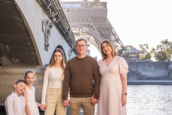 30 min photosession in Paris, all photos sent and edited - Nina’s approach with couples, families, and children