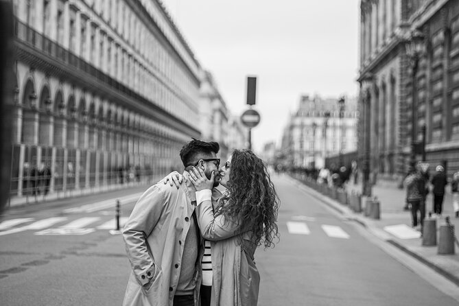 30 min photosession in Paris, all photos sent and edited - Three to five Eiffel Tower views in 30 minutes
