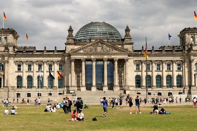 5hours: Guide, Chauffeur & Photographer in Berlin private Tour - Brandenburg Gate and the symbols of central Berlin