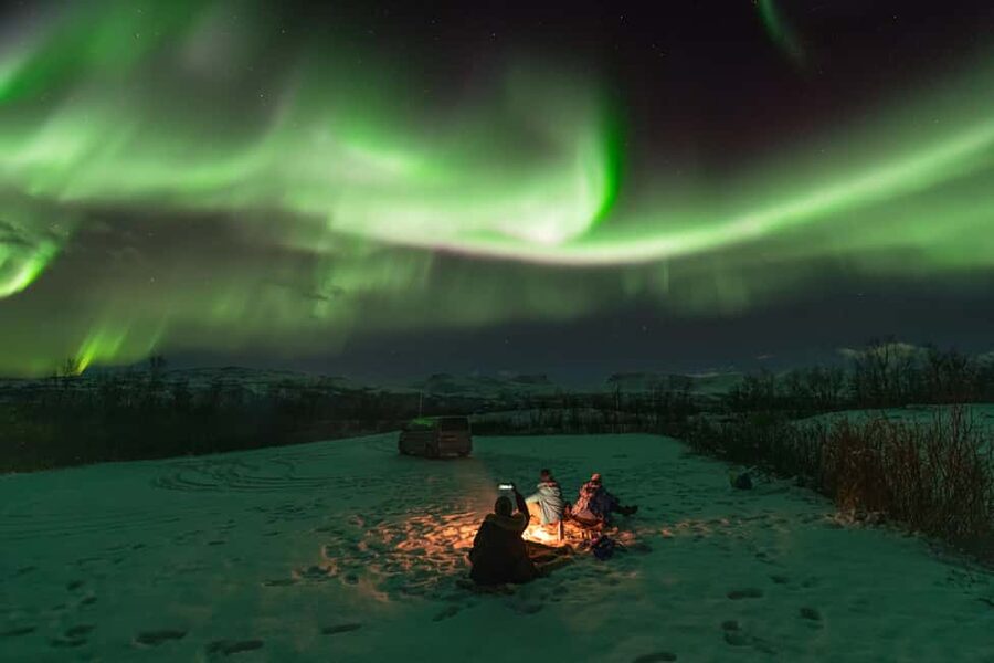 Abisko: Northern Lights Photography Tour with Dinner - A 4x4 search through dark country