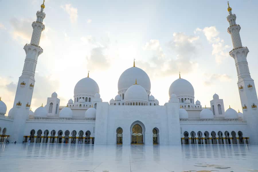 Abu Dhabi: Professional Photoshoot at Sheikh Zayed Mosque - Entering the mosque with the right clothing
