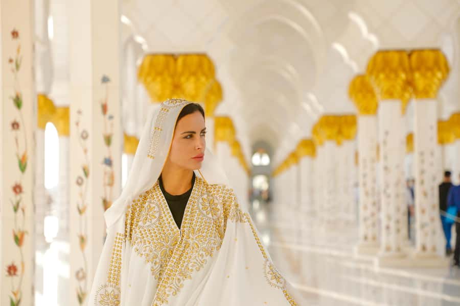 Abu Dhabi: Sheikh Zayed Grand Mosque Tour with Photographer - The first photographs: white marble and grand scale