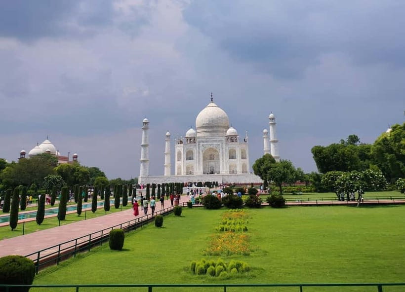 Agra: Taj Mahal Guided Tour with Photography & Rental Saree - Hotel pickup and a private car in Agra