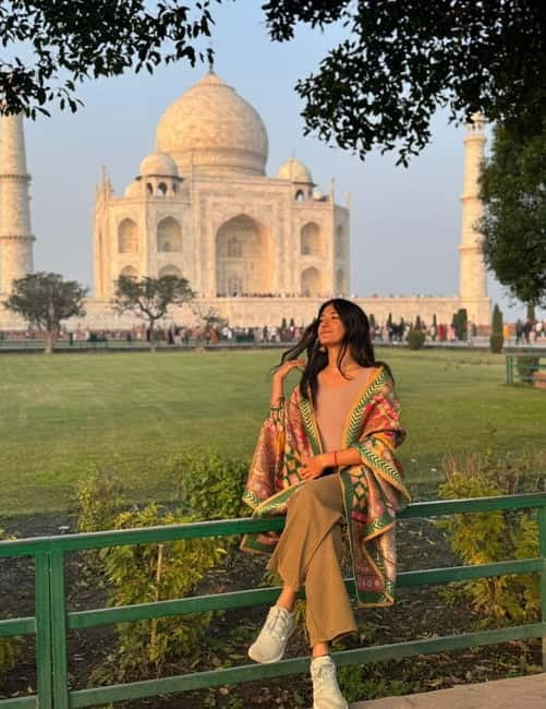 Agra: Taj Mahal Guided Tour with Photography & Rental Saree - Inside the monument with a personal guide