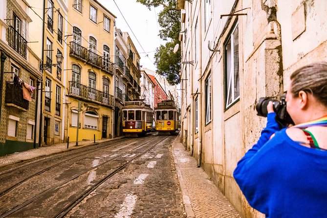 Alfama Photo Walk – Lisbon Photography Experience Led by a Local - What Carlos teaches, and what you should bring