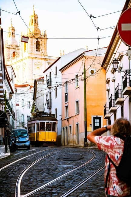 Alfama Photo Walk: Lisbon Photography Tour with a Local - Ending near Sé Cathedral