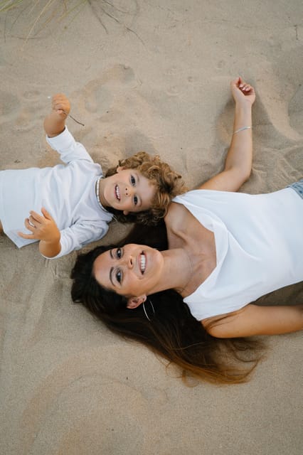 Algarve: 1 hour Couple & Family Photoshoot - Choosing between beach and cliff settings