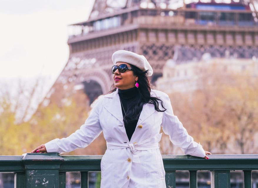 Amazing photo session in Paris - The Trocadero steps add shape and height