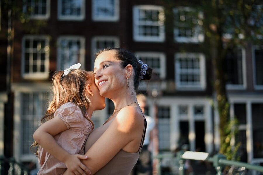 Amsterdam: Private Photoshoot in iconic locations - Starting beside the Rijksmuseum gardens