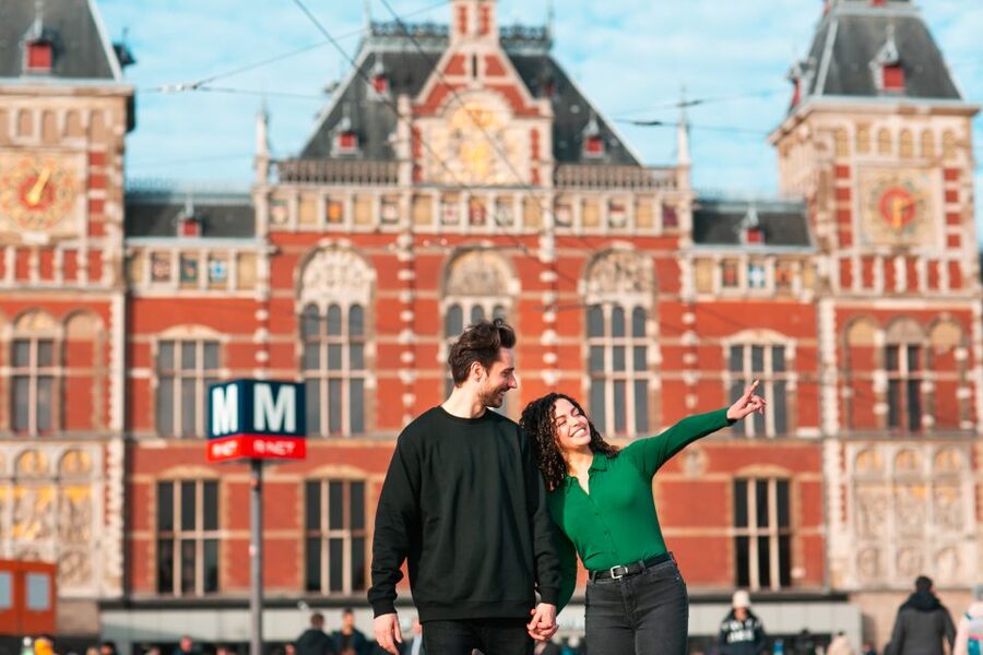 Amsterdam: Professional photoshoot at Centraal Station - The photos you receive and how delivery works