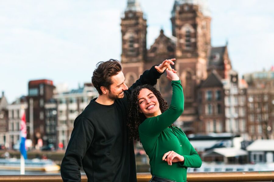 Amsterdam: Professional photoshoot at Centraal Station - Is $113 good value for a private group?