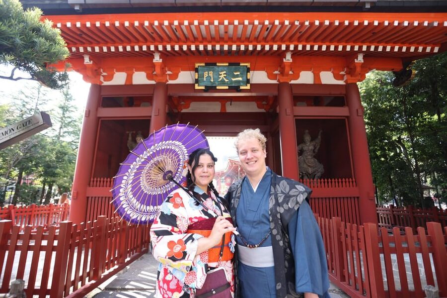 ASAKUSA: Kimono Portrait tour by pro photographer - The quieter western side of Asakusa