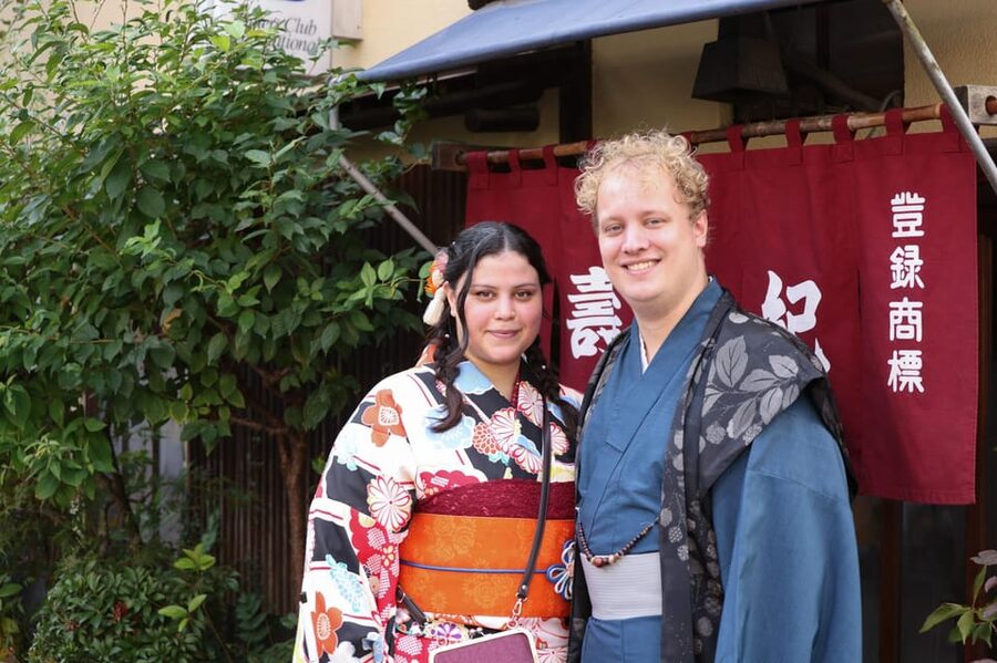 ASAKUSA: Kimono Portrait tour by pro photographer - Meeting Kosuke near Kaminarimon Gate