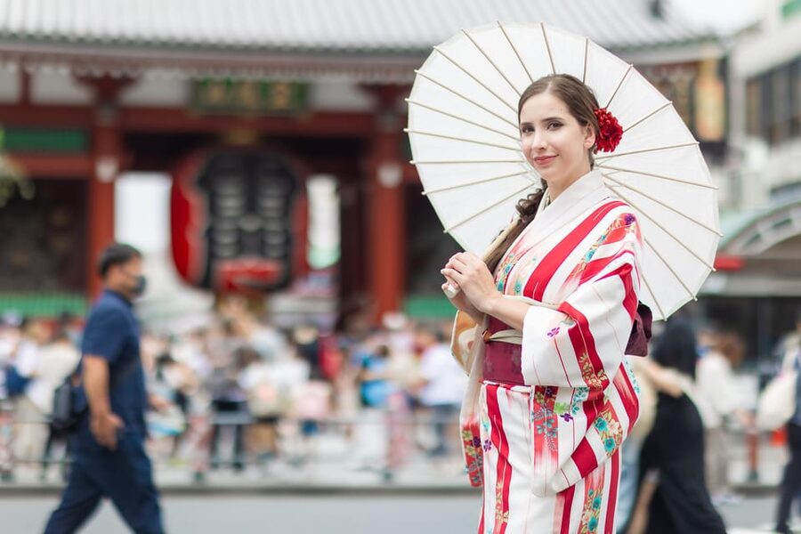 Asakusa Kimono/Yukata Rental & Photography_Tsutsuji - Walking through Asakusa in traditional dress