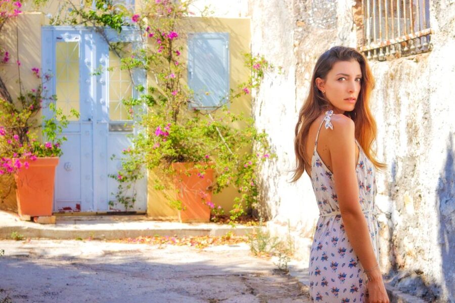 Athens: Professional photoshoot at Anafiotika Village - Choosing between 15 and 45 minutes