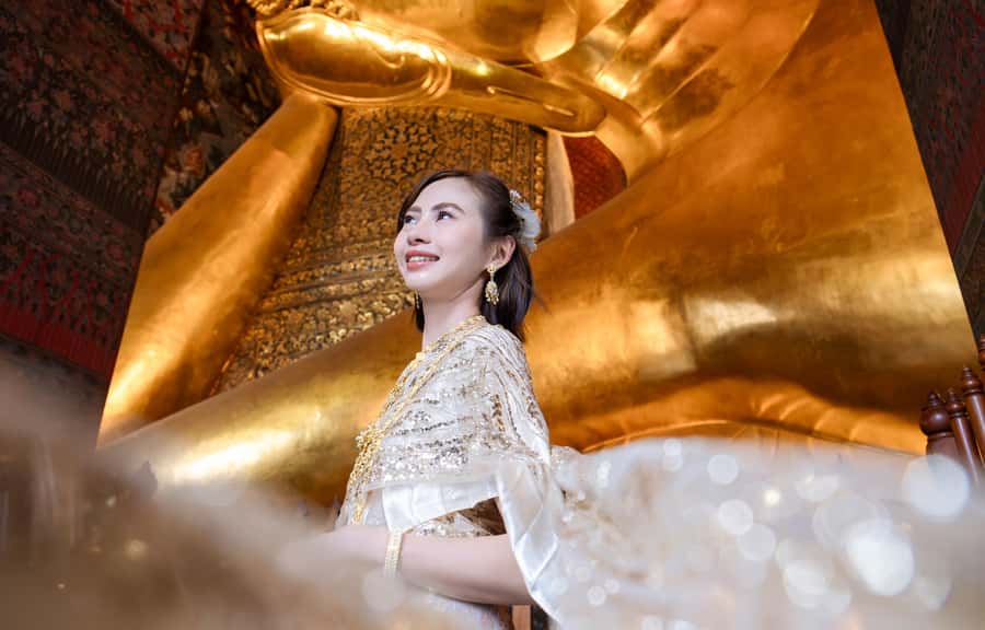 Bangkok: Thai Costume Photoshoot at Wat Arun - Choosing and Fitting a Thai Costume