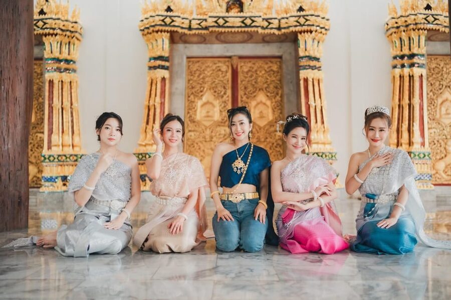 Bangkok:Thai costume with Long tail boat photoshoot - Who will enjoy this most