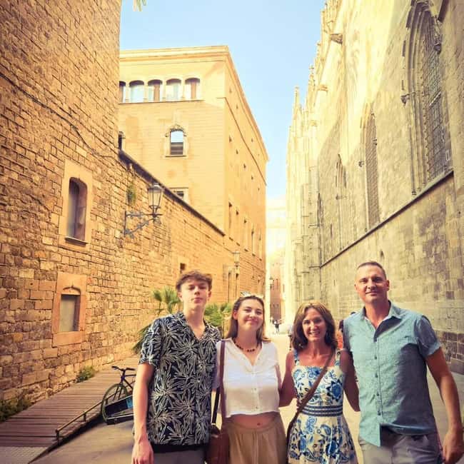 Barcelona: Creative Photo Tour of the City's Artistic Corners - Historic streets, monuments, and artistic corners