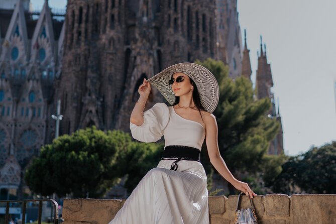 Barcelona: Glamour Wow Dress Photoshoot in Spectacular locations - Why the assistant matters for a voluminous dress