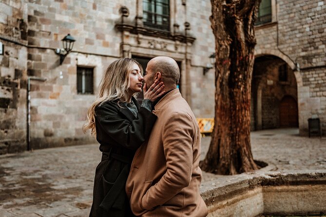Barcelona Gothic Quarter cinematic photoshoot - Pont del Bisbe: the classic Gothic Quarter backdrop