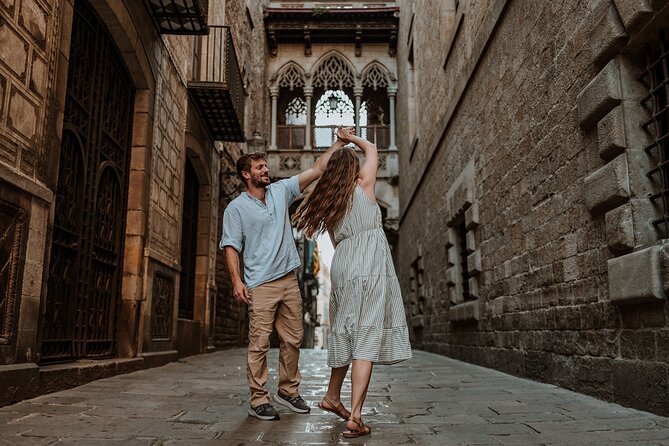 Barcelona Gothic Quarter cinematic photoshoot - The Kiss mural: a modern finish in the old quarter