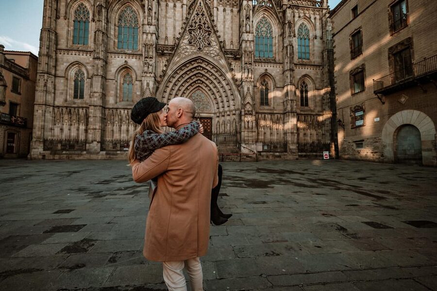 Barcelona: Gothic Quarter Cinematic Photoshoot and Guide - Key points to know before booking