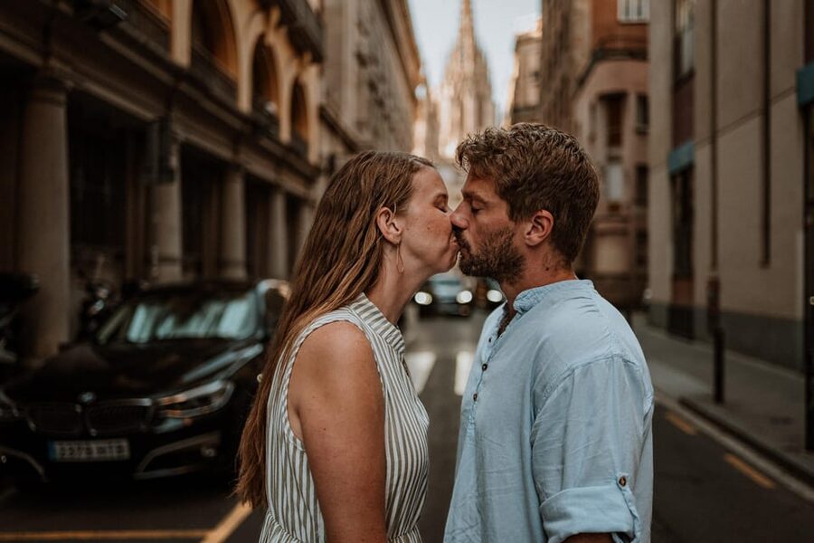 Barcelona: Gothic Quarter Cinematic Photoshoot and Guide - Timing, language, and access