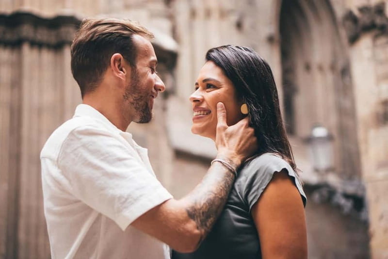 Barcelona: Photo Shoot Tour in El Gothico - How the photographers help you look natural