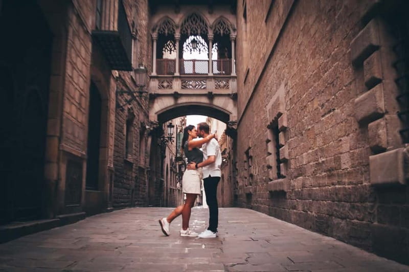 Barcelona: Photo Shoot Tour in El Gothico - More than pictures: a short local walk