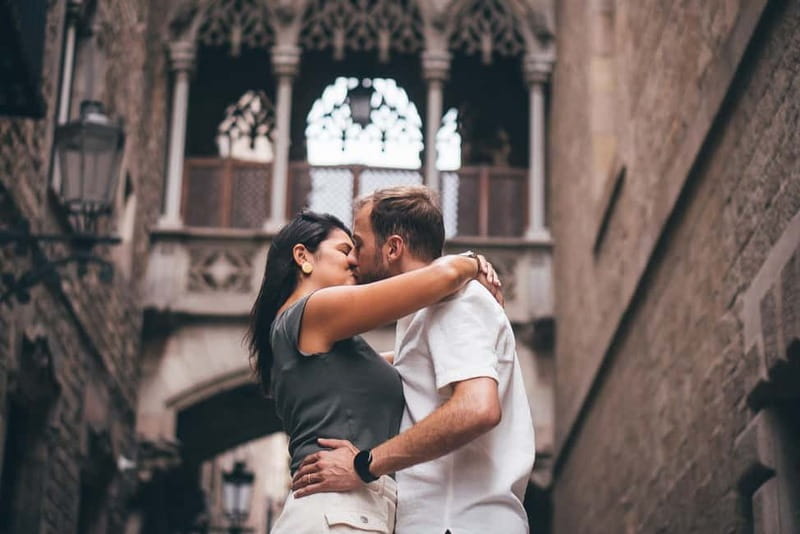 Barcelona: Photo Shoot Tour in El Gothico - Price and value for couples, families, and solo visitors