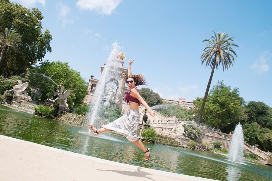 ✅ Barcelona: Photoshoot Tour Old Town - Walking the Old Town with a camera in hand