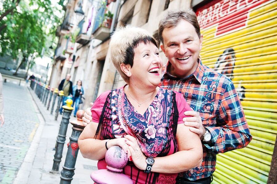 ✅ Barcelona: Photoshoot Tour Old Town - From posed portraits to candid pictures