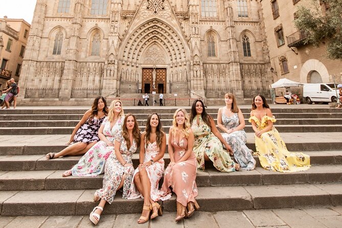 Barcelona Private Photoshoot at Cathedral & Kiss Wall - A short photo session with two Barcelona signatures