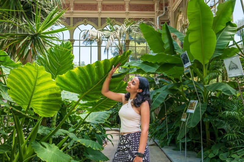 Barcelona: Private Photoshoot in Ciutadella Park with Ami - The lake: relaxed portraits among the plants