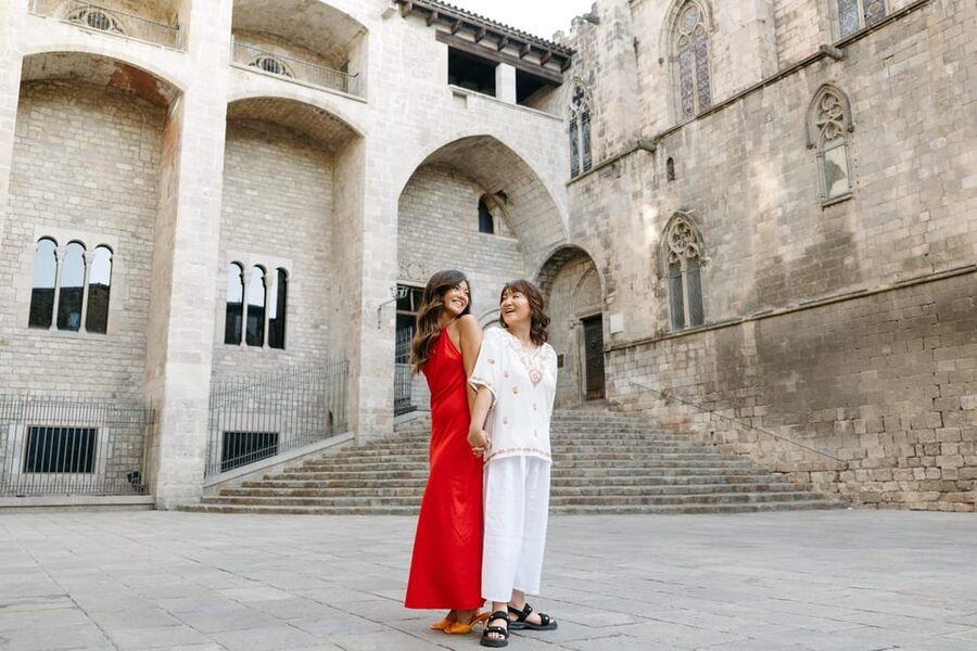 Barcelona: Private Photoshoot with a Professional - Bishop’s Bridge, the recognizable final backdrop