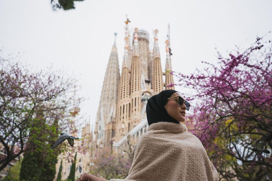 Barcelona: Professional Photoshoot Outside Sagrada Familia - The photo selection and the extra-image question