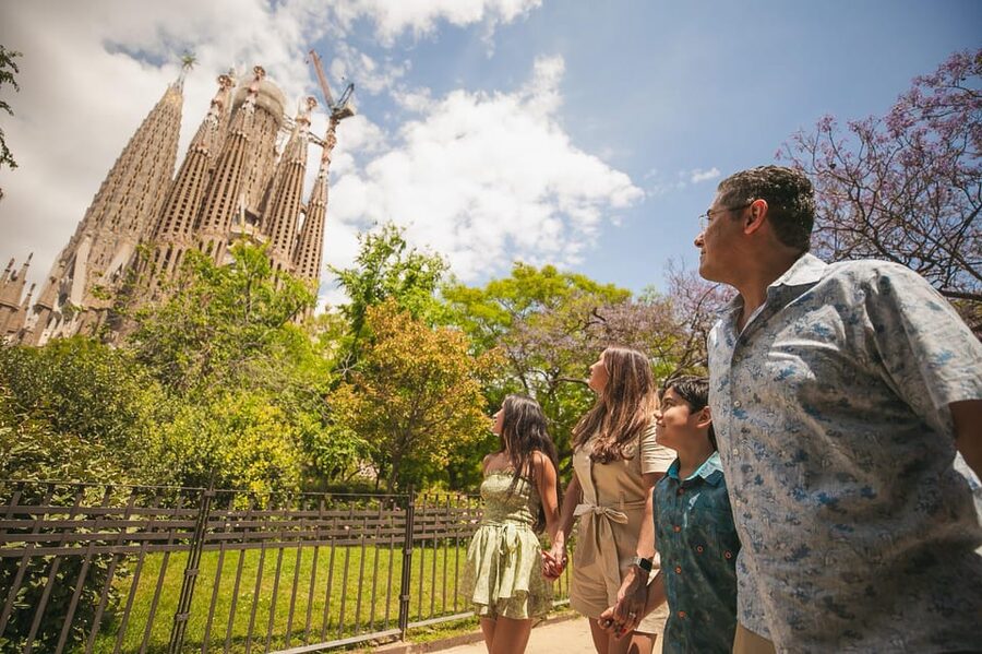 Barcelona: Professional Photoshoot Outside Sagrada Familia - Meeting your photographer outside the basilica