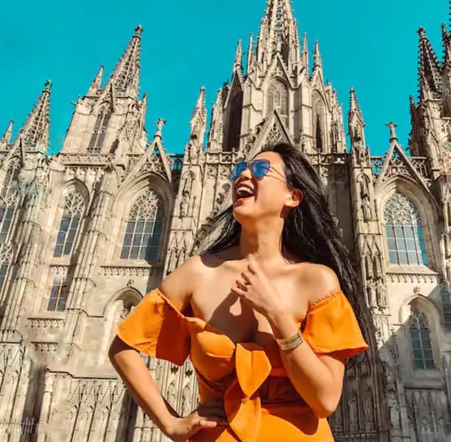 ✅ Barcelona: Sightseeing Professional Photoshoot Session - Through the Gothic Quarter’s old lanes