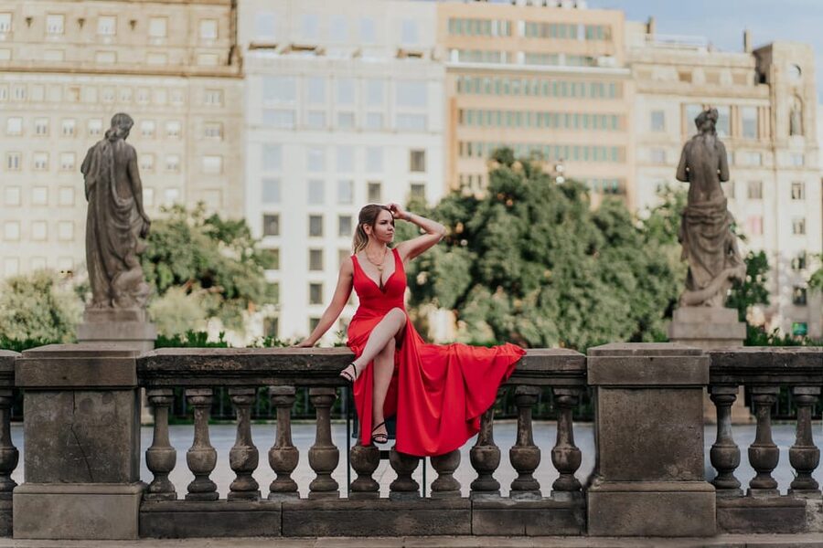 Barcelona Tourist Photographer - Exclusive Photoshoots - Timing, languages, and access