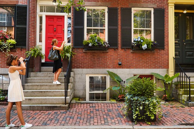 Beacon Hill + Back Bay History + Photo Walking Tour(SMALL Group) - Acorn Street and the small details of Beacon Hill
