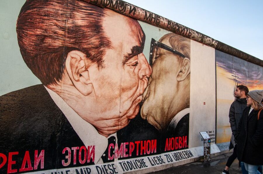 Berlin: Alternative Culture Walking Tour & Photoshoot - Key points at a glance