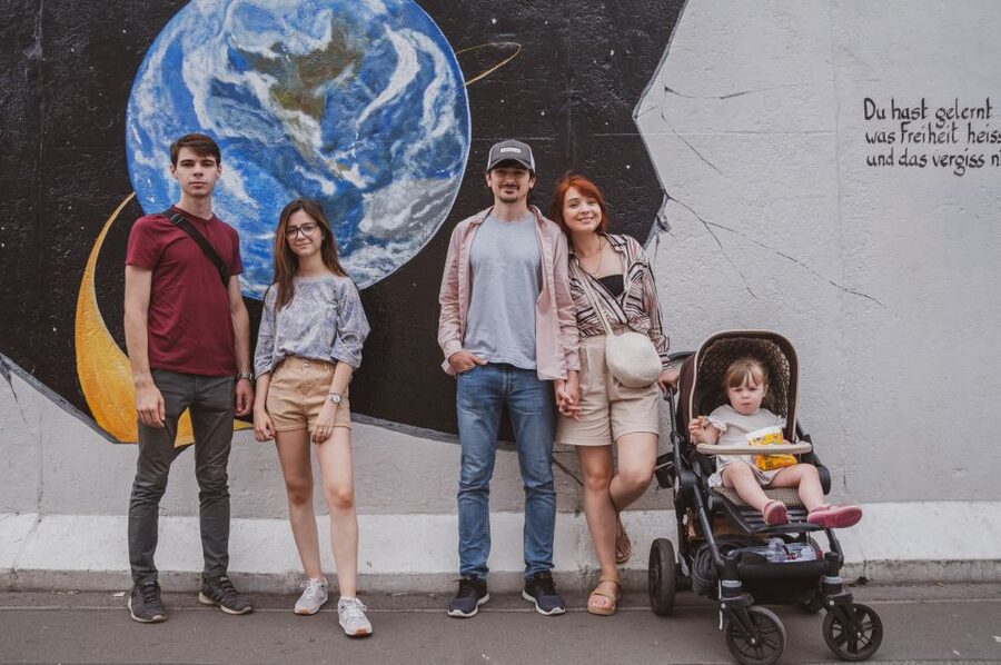 Berlin: Alternative Culture Walking Tour & Photoshoot - Graffiti, biergartens, and unusual city details