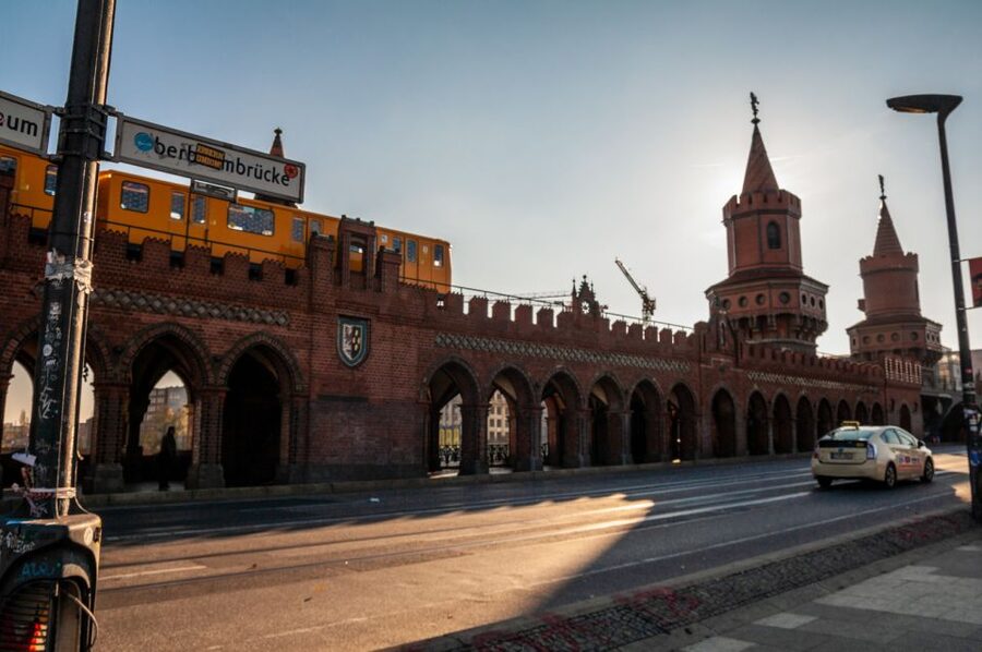 Berlin: Alternative Culture Walking Tour & Photoshoot - How the professional photo session works