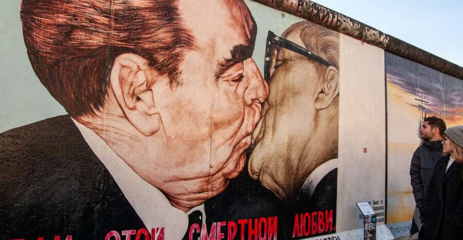 Berlin: Alternative Culture Walking Tour & Photoshoot - Starting near Warschauer Straße