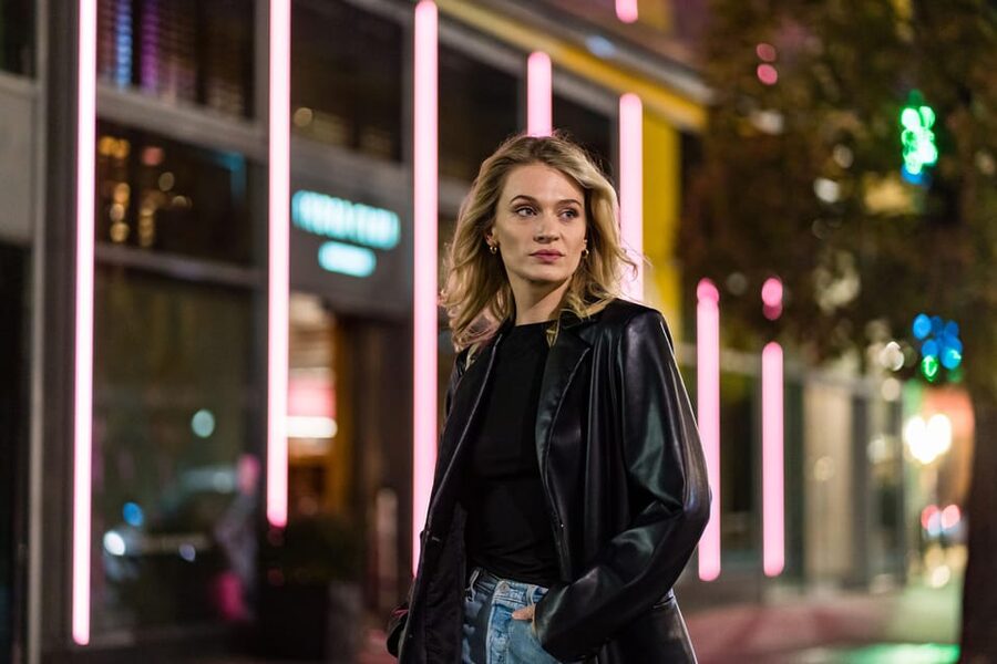 Berlin by Night: Private Photoshoot at Illuminated Cityscape - Delivery within 48 hours