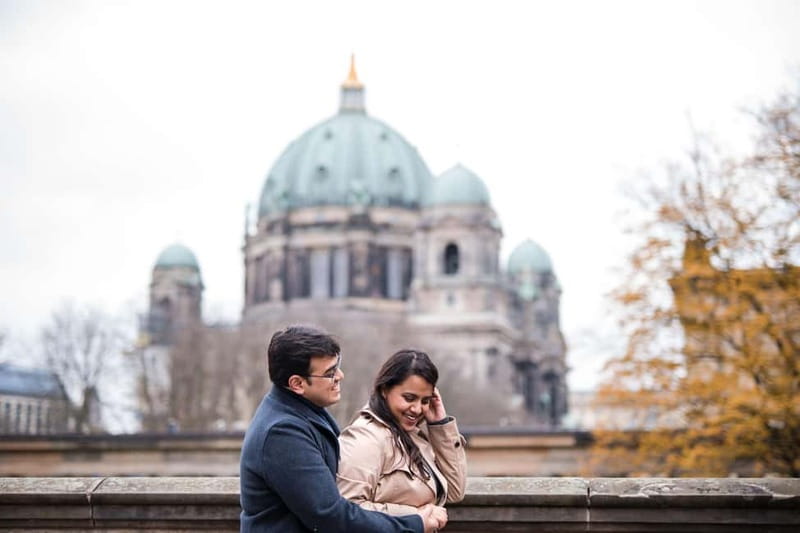 Berlin: Early Morning Private Photoshoot to avoid the Crowd - Posing help matters more than fancy equipment
