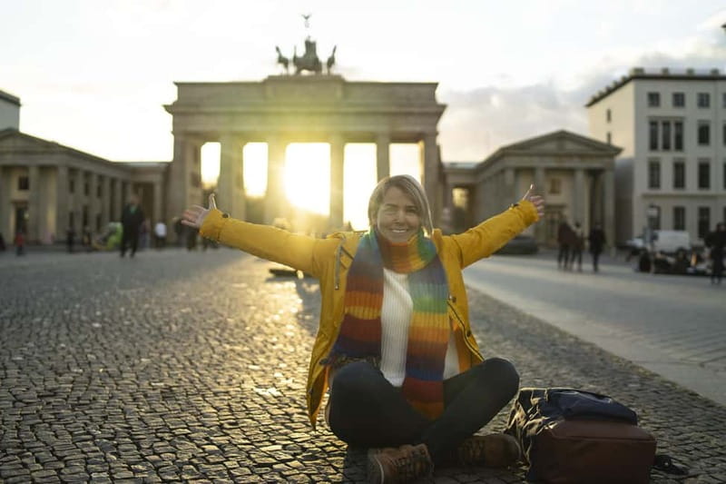 Berlin Essentials: Private Photoshoot at Berlin's top sites - Photo delivery within 48 hours