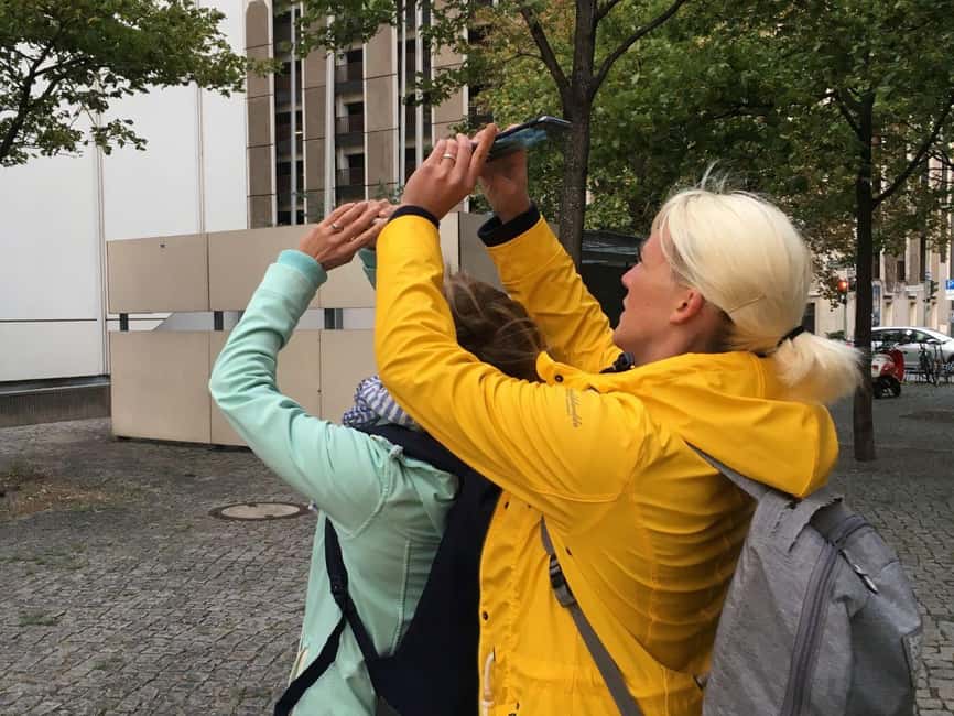 Berlin: Hands-On Mobile Photography Workshop - A private session for couples, families, and teams