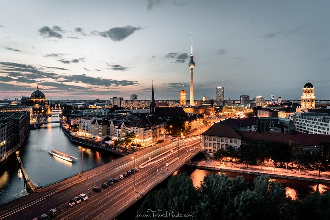 BERLIN PHOTO TOUR with a professional Photographer from Berlin - Starting at Brandenburg Gate
